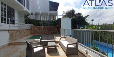 VENTA DE  HERMOSA CASA CAMPESTRE EN LEBRIJA SANTANDER COD: 819 

CONSTA DE:

✅Portón de acceso con motor de acción electrónica. 

?Deposito basuras.

? Acueducto veredal.Tanque filtro de agua en acero inoxidable más sistema Evans de purificación para água potable con bomba de inyección eléctrica de medio caballo y  tanque de reservas de 2000 litros. 

✅Puntos eléctricos de 220 w. Punto de gas natural. En la actualidad tiene dos cilindros de gas propano. Internet satelital Starling con 500 megas.

?Primer piso 

??Garaje cubierto con estructura metálica y techo de lámina termo aislante transparente, con capacidad para 4 carros. 

?Área de gimnasio 

✅El piso exterior de la casa es en material piedra muñeca traído de canteras de sibate. Previa su instalación tiene mortero en concreto en varilla de 3/8 y sellamiento de humedad.

?En el interior de la primera planta es tipo loft compuesta de  sala comedor, cocina con bahía, lavavajillas. Baño auxiliar y área de ropa.Techos en driwall con lámparas de luces led , pisos Spc recién instalados.

✅Segundo piso. Sala de star. Tres  amplias Habitaciones (una con aire acondicionado) ,  baño compartido. Habitacion principal con aire acondicionado baño privado, Jacuzzi para dos personas y clóset interno.

? Dos oficinas amplias con bibliotecas modernas blancas.

?️?️ Balcón con vista a la reserva forestal. Techos con luces led y pisos en spc.

?Tercer piso. Área social
BBQ a gas con cocina . Mesones en piedra  con bahía para 6 personas. Amplia área del bar con congelador. Enfriador botellero. Mesa de Ping pong Junior. Bolirrana electrónica y rocola con sistema Android. TV de 42 pulgadas y área para proyectar.

?? bar, área de juegos y comedor.Área social.
Piscina, sauna, baño con ducha y área deportiva con tablero de básquetbol en acrílico y cancha de banquitas con encerramiento en malla metálica y nylon. dos reflectores solares.Dom