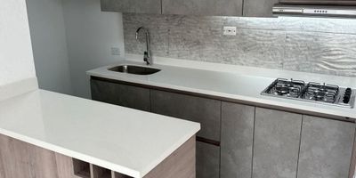 Ficha de Venta Apartamento en Copacabana, Sector Machado

La urbanización se encuentra en un punto estratégico, a la entrada de Copacabana, con excelente acceso vial. Está cerca de colegios, iglesias y el centro comercial Puerta del Norte. La estaxcion del metro de niquia se encuentra a 10 minutos en carro.

Distribucion:
3 alcobas con closet ( principal con baño privado)
2 baños completos con canbina de vidrio templado
Cobierta y extractor
zona de ropas con calentador a gas
sala-comerdor 
balcon con vista panoramica al exterior

Zonas comunes y características del conjunto:
El apartamento hace parte de una urbanización de tres torres. Dado lo reciente del proyecto, algunas zonas comunes aún están en proceso de entrega. Entre las áreas terminadas y proyectadas se destacan:
	•	Gimnasio al aire libre
	•	Gimnasio dotado
	•	Zona pet
	•	Zona BBQ
	•	Pista para niños (bicicleta y patinaje)
	•	Salón social
	•	Piscinas para niños y adultos
	•	Zonas húmedas
	•	Parqueaderos comunes
	•	Portería 24 horas
	•	Circuito cerrado de televisión (CCTV)
	•	Ascensor