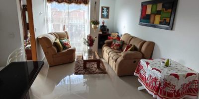 Este amplio apartamento de 86.5 m2, ubicado en El Carmen de Viboral a solo dos cuadras del parque principal, ofrece espacios bien distribuidos y acabados de excelente calidad. Cuenta con tres habitaciones grandes, ideales para el confort de toda la familia, y dos baños. La cocina, con acabados de calidad, se integra perfectamente con la sala-comedor, creando un ambiente acogedor y armonioso. Además, dispone de una sala de estar adicional, perfecta para el entretenimiento o el descanso. En la parte posterior, un amplio patio brinda un espacio adicional para disfrutar del aire libre. No cuenta con parqueadero, su ubicación privilegiada permite un fácil acceso a comercios, servicios y transporte. Un hogar ideal para quienes buscan comodidad, calidad y una excelente ubicación. Contáctame para más información y agenda tu visita.