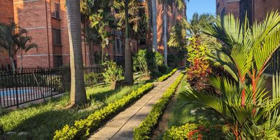 Venta de hermoso apartamento sector la hacienda, excelentes acabados en madera, rodeado de parques, buenas vías de acceso, como calle 14, calle 16, cra 70, centros comerciales en la zona como Jardín Plaza, Unicentro, el apartamento consta de sala comedor, balcón, cocina integral , zona de oficios, 2 habitaciones, estudio o posibilidad de tercera habitación , habitación principal con baño, baño social, ademas cuenta   espectacular altillo de 30 metros adicionales incluyendo zona de lavado y secado de ropas, acabados en madera cerezo, quinto piso,  acceso por gradas, parqueadero propio, zonas verdes,  juegos para niños, piscina, salón social, bicicletero