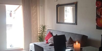 Casa bifamiliar, cuenta con 3 alcobas, con closet, 2 baños, cocina integral mixta, red de gas, sala comedor, barra americana, patio, zona de ropas, piso cerámica, cerca al sector de Suramerica, con ruta de transporte solo bus y Metro.