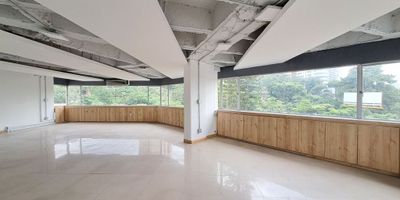 ¡Increíble oportunidad de inversión en esta amplia oficina en El Poblado! Con 380 metros, 196 metros construidos, 3 baños y 2 parqueaderos, este espacio es perfecto para tu negocio. Ubicado en una zona estratégica, ofrece comodidad y funcionalidad. ¡No dejes pasar esta oportunidad! Contáctanos para más información.