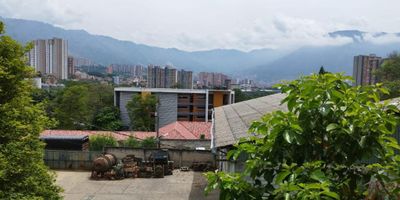 Te ofrecemos bodega en arriendo en el sector de Bello - Barrio La Gabriela. Es una bodega interna cerrada techada cuenta con un area de;  largo 31 mt2, ancho 26 mt2 total 800mt2, y tiene un área externa sin techar de 23 mt2 ancho y largo 25 mt2 total 575 para un total de 1400 mts2, cuenta con 2 baños con duchas, Luz trifásica, piso reforzado, Energía compartido, Oficina o lockers, es una bodega para cualquier tipo de negocio.