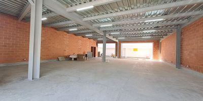 Descubre esta exclusiva oficina ubicada en el corazón de la ciudad, con una superficie de 320 metros cuadrados . Sus amplios espacios y diseño moderno la convierten en el lugar ideal para potenciar la productividad de tu negocio. Con una ubicación estratégica y fácil acceso a servicios y transporte público,a 10 minutos  del centro de Medellín, esta oficina es la elección perfecta para aquellos que buscan un entorno profesional y funcional. No pierdas la oportunidad de establecer tu empresa en este lugar único. Contáctanos para más información en MATTIS INMOBILIARIA al número 4448554.