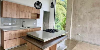 Casa en venta en Envigado, El Escobero. Cerca al cc Cityplaza, colegio Palermo y Loma del Escobero, fácil acceso. La urbanización cuenta con portería 24/7 y amplias zonas verdes. Con 4 habitaciones, 5 baños, cocina integral, zona de ropas, sala-comedor amplia y balcón con vista panorámica a la ciudad, Además, cuenta con parqueadero privado. Valor predial: 1.972.582 anual ¡Agenda tu visita hoy mismo y encuentra tu nuevo hogar! Descubre más propiedades en: www.rentamospropiedadraiz.com  CÓDIGO 776075