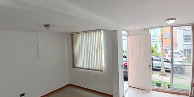 Casa en Arriendo en unidad cerrada ubicado en Galicia cerca a supermercados de cadena, rutas de transporte publico y servicios complementarios de la zona. La casa es esquinera cuenta con dos niveles, salacomedor, pisos en cerámica, tres habitaciones y dos baños, hall de alcobas, cocina integral mesón en granito, estufa a gas, zona de ropas. La unidad cuenta con  Piscina, Gimnasio, Salón comunal, sauna turco, parques infantiles, cancha polideportiva y un parqueadero descubierto. con vigilancia y portería las 24 Horas. Inmuebles sujetos a verificación de disponibilidad. Arriendo Galicia Pereira