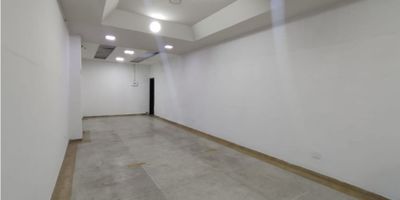 ¡Local en Arriendo en Versalles, Manizales! ?

Ubicado sobre vía principal, este local es perfecto para emprendedores o negocios que buscan visibilidad y fácil acceso. Su excelente ubicación en una zona comercial con alto flujo peatonal lo convierte en una oportunidad ideal para crecer.

Características del espacio: Con 45 m², este local cuenta con baño, conexión a gas natural y puertas de vidrio templado que le aportan un toque moderno y profesional. Los pisos en cerámica/mármol facilitan la limpieza y dan una apariencia pulida y ordenada.

Ubicación estratégica: En el corazón de Versalles, con acceso pavimentado, cerca de centros médicos, universidades, colegios y centros comerciales. Además, está bien conectado con el transporte público.

¡Haz que tu negocio destaque en una de las zonas más dinámicas de Manizales! Contáctanos para más información y agenda tu visita.


