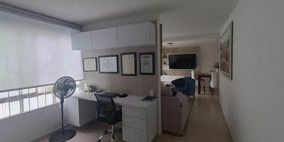 ¡Te presentamos esta increíble oportunidad de adquirir tu nuevo hogar en la hermosa ciudad de Bucaramanga, en Santander! Este maravilloso apartamento para vender cuenta con un área de terreno, construida y privada de 96 M2 cada una, ofreciéndote un amplio espacio para vivir cómodamente. Ubicado en una zona privilegiada, cerca de las principales vías de acceso, centros comerciales y colegios, este apartamento es perfecto para ti y tu familia.

Con 3 alcobas, podrás tener un espacio dedicado para cada miembro de tu familia, con suficiente privacidad y comodidad. Además, cuenta con 2 baños, uno de ellos en la habitación principal, para tu mayor comodidad. No tendrás que preocuparte por el agua caliente, ya que cuenta con un calentador para que puedas disfrutar de un buen baño incluso en los días más fríos.

Al ingresar al apartamento, podrás disfrutar de un amplio balcón, perfecto para relajarte y disfrutar de una hermosa vista de la ciudad. Sus excelentes acabados incluyen clósets en cada una de las alcobas, garantizando un adecuado espacio de almacenamiento para tu ropa y pertenencias.

La cocina integral cuenta con todo lo necesario para que puedas preparar tus comidas favoritas, incluyendo una doble ventana que te permite disfrutar de la vista mientras cocinas. Además, cuenta con servicio de gas domiciliario, agua y electricidad, asegurándote una vida cómoda y sin preocupaciones.

Este apartamento ha sido recientemente reformado, por lo que podrás disfrutar de acabados modernos y de alta calidad en cada rincón. Pero no solo eso, este edificio cuenta con excelentes comodidades para sus residentes, incluyendo un área social para compartir con tus vecinos, ascensor para tu comodidad, circuito cerrado de TV para mayor seguridad, gimnasio para mantenerte en forma, y un hermoso salón comunal para tus eventos y reuniones. Además, cuenta con un garaje para tu vehículo y fácil acceso a parques cercanos donde podrás disfrutar de un momento en la 