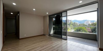 Apartamento en arriendo en unidad cerrada ubicada en un sector central con fácil acceso desde vía principal, entorno tranquilo, con conexión a rutas de transporte público y cerca a servicios complementarios del sector . Cuenta con piso en madera, sala comedor, estudio, 3 alcobas con baño y vestier en la principal, baño social, cocina integral abierta tipo americano, zona de ropas, balcón y parqueadero independente cubierto Conjunto cerrado con ascensor y zonas sociales completas que incluyen piscina, gimnasio, salón social, parques infantiles, placa deportiva, zonas verdes, vigilancia y portería 24 horas y circuito cerrado de tv. Inmuebles sujetos a verificación de disponibilidad