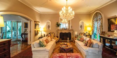 La propiedad ubicada en el barrio de La Magdalena combina un diseño clásico con toques modernos, en perfecto estado de conservación. Distribuida en tres niveles, ofrece espacios amplios, luminosos y de alta calidad, incluyendo un jardín interior y una piscina climatizada en mármol. Es ideal tanto como vivienda de lujo como para proyectos hoteleros, gracias a su versatilidad, excelente ubicación, infraestructura moderna y proximidad a puntos turísticos y comerciales. Su estructura sólida y detalles sofisticados facilitan su adaptación a distintos modelos de negocio hotelero, garantizando potencial de rentabilidad y valorización a largo plazo. En resumen, es una oportunidad excepcional para residir o invertir en un entorno privilegiado con altas expectativas de crecimiento.