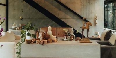 Casa en venta en unidad cerrada ubicada en un sector campestre, tranquilo y de poco flujo vehicular. Cuenta con un lote de gran extensión Aprox.3,800M2, 2 niveles, piso en madera, sala y comedor independientes, estudio, biblioteca, estar de tv, 3 alcobas con baño en cada una y vestier en la principal, baño social, jacuzzi jardin, cocina integral abierta, alcoba y baño de servicio, terraza, jardin, baño turco, excelentes zonas verdes y parqueaderos independientes cubiertos. Conjunto cerrado con vigilancia y portería 24 horas, citofonía y circuito cerrado de tv. Inmuebles sujetos a verificación de disponibilidad