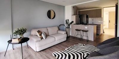 Apartaestudio ubicado en Llanogrande, Rionegro. Inmueble con un área de 55m2, un solo ambiente con mueble divisorio para la alcoba, baño social y baño privado con vestier, además de una sala comedor y cocina integral moderna dotada, balcón y zona de ropas. Ubicado en complejo hotelero, el cual incluye servicio de limpieza en el inmueble, además de servicio de lavandería, restaurante, servicio al cuarto entre otros, estos con un costo adicional. Encontramos amplias zonas sociales, zonas húmedas, turco, sauna, gimnasio y amplias zonas verdes. Cerca encontramos zona comerciual de Llanogrande, casco urbano de Rionegro a 10 minutos aproximadamente, aeropuerto internacional y hospital san vicente a 15 minutos. Cómodas vías de acceso.   