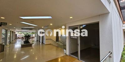 Local comercial en arriendo en Medellín, Antioquia, ubicado en el estratégico barrio Bombona No.1, parte del sector Buenos Aires. Este espacio de 11 m² de área privada, con estrato 4, ofrece una excelente ubicación para su negocio. Se encuentra en la CL 49 38 43 LC 0243 - Boulevard 49, brindando visibilidad y facilidad de acceso. Ideal para diversos emprendimientos o para expandir su operación comercial en Medellín. El canon de arriendo es de $138,000,000. Para conocer más detalles de este inmueble en Medellín, contáctenos mediante WhatsApp, la opción quiero que me contacten o ver teléfonos.