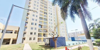 ¡Hermoso apartamento en exclusiva zona de Soledad disponible para Arriendo!
Ubicado en un conjunto privado cerca de la Calle 30, este amplio apartamento ofrece la comodidad de estar cerca del centro comercial Plaza del Sol, hospitales y colegios. Con 3 espaciosos cuartos y 2 baños, este hogar es perfecto para familias que buscan confort y funcionalidad. La cocina integral y el área de labores añaden practicidad a tu día a día.
El edificio cuenta con dos ascensores por torre y excelentes zonas comunes, que incluyen una piscina para niños y adultos, una cancha múltiple para disfrutar de actividades deportivas, y una terraza BBQ ideal para reuniones al aire libre. Además, tiene vigilancia 24/7 para tu seguridad, planta eléctrica para las zonas comunes y un parqueadero de uso privado por apartamento.
¡No pierdas la oportunidad de vivir en este maravilloso lugar que combina comodidad y excelente ubicación! Cod: 550