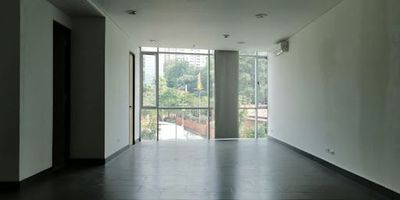 Oficina en el poblado en venta - manila, area 50 mt, cocineta, Parqueadero, Altura libre 2.60, Baño privado, Cuarto de máquinas, 2 aires acondicionados. $ 550.000.000 administracion $ 804.964 predial $ 5.137.440