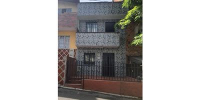 Ubicado en Aranjuez parte baja, cerca a la Corporación Cultural Nuestra Gente, Institución Educativa Pablo Neruda, Estación del Metro Tricentenario.
La casa Unifamiliar de 2 niveles: construcción tradicional, Antejardin cubierto, y Terraza 
Primer Piso: sala, comedor, cocina abierta integral, baño completo, escaleras para ingresar al segundo nivel, cuarto útil
Segundo piso: estudio, 3 habitaciones, balcon con vista externa, clóset amplio, escaleras para ingresar al tercer nivel
Tercer piso: Terraza con zona de ropas. 
 
