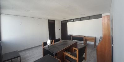 Oficina amplia, iluminada, suelos en cerámica, ascensor, vigilancia, portería, sobre vía principal, zona comercial. Totalmente remodelada. Administración incluida dentro del canon.
