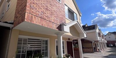 SE VENDE majestuosa casa ubicado en el barrio Cañaveral en Floridablanca, Santander. Esta extraordinaria casa tiene área total de 243 metros cuadrados que se distribuyen en tres plantas , los cuales bastan y sobran para que tu familia definan a esta casa, como la casa de sus sueños. Tiene un total de 5 habitaciones, 6 baños, cocina integral, sala, comedor, salón de estudio, 4 balcones, patio tipo BBQ, garaje para dos carros y vigilancia privada 24 7. El conjunto residencial cuenta con zonas exclusivas sociales tales como Piscina, salón de squash, zona de niños, zona de mascotas y salón social. Vive como tranquilo y seguro en esta exclusiva zona, no esperes más en darle a tu familia el hogar que se merecen.