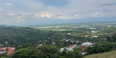 EXCELENTE LOTE EN COLINAS DE ARROYOALTO EN PRESTIGIOSO CONDOMINIO A 10 MINUTOS DE CHIPICHAPE CALI CON AREA DE 1.572 METROS CUADRADOS , CON TODOS LOS SERVICIOS PUBLICOS DE ENERGIA, ACUEDUCTO ALCANTARILLADO, PORTERIA PERMANENTE. UN AIRE FRESCO QUE VIENE DE LAS MONTAÑAS, ES UN CONDOMINIO RODEADO DE NATURALEZA.