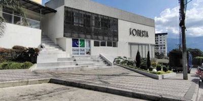 IBAGUÉ, venta de hermoso pent-house ubicado en el conjunto residencial Foresta, vista espectacular a las montañas, el apartamento consta de tres niveles, En el pimer piso se encuentra de una amplia sala, estudio, comedor, cocina americana con isla, balcón en sala y la cocina, zona de lavandería y un baño social. El segundo consta de dos habitaciones auxiliares, la principal con baño privado, vestier amplio y baño privado. En el tercer piso se encuentra la terraza cubierta y un estudio. El conjunto cuenta con zona de cinema, gimnasio, zonas verdes, Turco, Piscina climatizada, salón de juegos, cancha de squash , cancha de tenis y  parque infantil. muy tranquilo. 