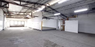 Bodega con amplios espacios, fácil acceso, muy comercial.