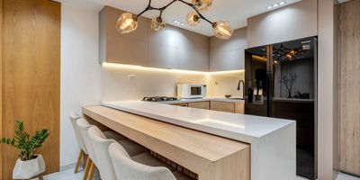 Apartamento AMOBLADO en arriendo en unidad cerrada, ubicada sobre la vía principal, con fácil acceso y con conexión a rutas de transporte público y gran variedad de servicios complementarios del sector. Cuenta con piso en porcelanato, sala comedor, 3 alcobas con vestier y baño en la principal, baño social, cocina integral abierta tipo americano, zona de ropas, balcón y parqueadero independiente cubierto  Conjunto cerrado con ascensor y zonas sociales que incluyen piscina, gimnasio, salón social, parques infantiles,  vigilancia y porteria 24 horas y circuito cerrado de tv. Inmuebles sujetos a verificación de disponibilidad