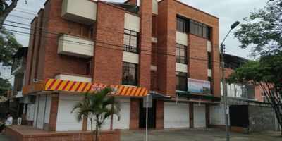 EDIFICIO DE 4 PISOS con 3 Locales y 5 Apartamentos, Barrio Villa del Sur Áreas: Lote. 240 Mt2. Construida. 784 Mt2 (Pisos de 156.4 M2 c/u construidos aproximados, más terraza de 74 Mt2 en el 5 piso). PISO1: ANTEJARDÍN con zona de parqueo para 5 vehículos y 3 Locales alquilados a droguería, cartonería y 1 desocupado con renta aproximada de $5.400.000. PISO2: Cuenta con 2 Apartamentos con Salacomedor, cocina semi integral, alcobas, baños y zona oficios con patio. PISO3: Cuenta con 2 Apartamentos con Salacomedor, cocina semi integral, alcobas, baños y zona oficios con patio. PISO4: Cuenta con un Apartamento con Salacomedor, cocina semi integral, 3 alcobas, 2 baños y zona de oficios con patio y amplia terraza. PISO5: Terraza. Los 5 apartamentos tienen una renta estimada de $4.000.000. 

El inmueble se encuentra ubicado en una zona comercial con alta afluencia peatonal y vehicular, tiene espacios amplios, es iluminado, con excelente procedencia y se encuentra libre de gravámenes. (SBI-NA)