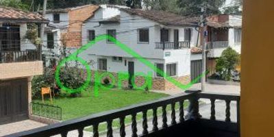 LA CEJA. CASA UBICADA EN EL BARRIO EL HIPODROMO, SEGUNDO PISO. 3 HABITACIONES, 1 ESTUDIO, 1 BAÑO, COCINA SEMI INTEGRAL, SALA, COMEDOR, ZONA DE ROPAS,