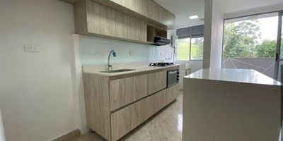 Apartamento en venta con tres habitaciones, sala comedor, cocina integral, dos baños, balcón, calentador, red de gas, parqueadero y cuarto útil.

Ubicado en unidad cerrada con vigilancia privada, salón social, salón infantil, canchas polideportivas, piscina, parque infantil y gimnasio al aire libre. Excelente acceso a rutas de transporte y supermercados cercanos. Contáctanos ahora en Epicasa y agenda tu visita.