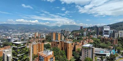 Oficina en arriendo en El Poblado, zona estratégica con excelente conectividad y cercanía a vías principales. Con 62 m², esta oficina ofrece espacios funcionales, dos baños, dos cuartos útiles y 2 parqueaderos (incluyendo uno para visitantes). Rodeada de naturaleza, brinda un entorno sereno y privado, ideal para equipos que buscan eficiencia y confort en un entorno empresa