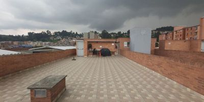 VC. En el corazón de la ciudad, se encuentra este encantador apartamento de 3 habitaciones y 1 baño, con una distribución inteligente que maximiza sus 54 metros cuadrados. Su diseño moderno y funcional crea un ambiente acogedor y lleno de luz natural. Edifcio Full Eletric, La cocina de inducción,  electrodomésticos de alta gama,  piso 5 con ascensor, excelente luz natural. terraza con BBQ. 
Muy buena ubicación, cerca de trasporte publico, colegios, supermecados. 

Además, cuenta con 1 parqueadero para mayor comodidad. Parquedero de visitantes  ¡Bienvenido a tu nuevo hogar!