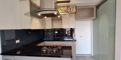 Hermoso apartamento ubicado en una exclusiva unidad cerrada que ofrece seguridad, tranquilidad y una excelente calidad de vida. Cuenta con acabados modernos que brindan un ambiente acogedor y contemporaneo. La unidad dispone de multiples zonas comunes ideales para el disfrute de toda la familia, como piscina, gimnasio, salon social, juegos infantiles, entre otros. Su ubicacion es estrategica, ya que se encuentra cerca de supermercados, almacenes, centros comerciales y una variada oferta de servicios. Ademas, tiene facil acceso al transporte publico, lo que permite una excelente movilidad hacia diferentes puntos de la ciudad. Es el lugar perfecto para quienes buscan confort, estilo y conveniencia en un solo lugar.