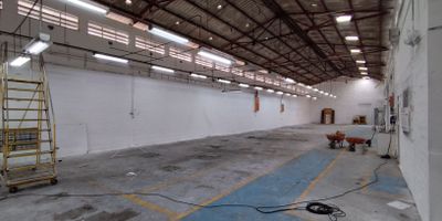 Excelente bodega para arriendo en inmejorable ubicacion del municipio de Bello, en el sector de Fabricato lo que le brinda una posicion privilegiada para su negocio. con un area de 353m  Disfrute de la tranquilidad de esta inmejorable zona del norte del area metropolitana. Cualquier negocio que requiera un espacio amplio, seguro y bien ubicado. Canon de arrendamiento mas IVA. Contactenos hoy mismo para programar una visita y conocer mas sobre esta bodega excepcional.