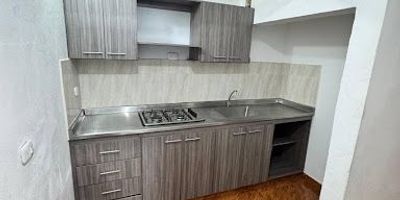 Apartamento en segundo piso en Itagüí, cuenta con 3 habitaciones, 2 closet, 1 baño, sala comedor, cocina integral y balcón.
Alrededor cuenta con zona de comercio, restaurantes, super mercados, colegios, entre otras opciones cercanas.  
