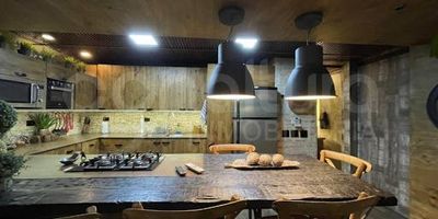 472-7046 Conaltura Inmobiliaria ofrece aparta estudio en venta en Medellín sector El Poblado, cuenta con 1 alcoba, 2 baños,1 Vestier, balcón, zona de ropas, sala comedor, cocina integral, calentador, horno y estufa a gas, pisos en madera laminada, 2 parqueaderos, cuarto útil. fuente de agua decorativa en zona social, ambiente campestre , zonas verdes e infantiles, piscina climatizada, sauna , turco , gimnasio, salón social. Admón. $735, Predial $773. Cerca a la estación de gasolina Av. el Poblado, Smartfit de Las Palmas, CC San Diego, centro automotriz y rutas de transporte publico cerca. 