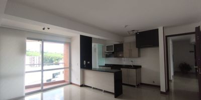 Apartamento moderno para el Arriendo con excelente ubicación en Pinares de fácil acceso, con hermosos acabados, con buena iluminación y ventilación natural. cuenta con salacomedor, pisos en Porcelanato, con dos habitaciones y dos baños, cocina integral meson en Marmol, estufa y calentador a gas, zona de ropas. En conjunto cerrado con piscina, gimnasio, saunaturco, placa polideportiva, parques infantiles, salón comunal, zonas verdes, cuarto util y dos parqueaderos cubiertos. con vigilancia y portería las 24 Horas.
