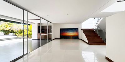 Casa en arriendo en unidad cerrada ubicada en sector residencial, tranquilo, con fácil acceso y salida a vías principales, rutas de transporte público, cerca a supermercados, almacenes de cadena, centros deportivos y gran variedad de servicios complementarios de la ruta. Cuenta con 2 niveles, piso en porcelanato y madera laminada, sala comedor, estudio, biblioteca, estar de tv, 3 alcobas con vestier y baño en cada una, baño social, cocina integral cerrada tipo americano, alcoba y baño de servicio, cuarto útil, zona de ropas, balcón, terraza y parqueaderos lineales y paralelos 2 cubiertos Conjunto cerrado con piscina, salón social, parques infantiles, zonas verdes, vigilancia y portería 24 horas, citofonía y circuito cerrado de tv.Inmuebles sujetos a verificación de disponibilidad