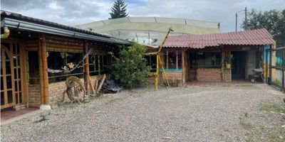 Local de 300 m2 para restaurante con todos los servicios con un parqueadero de 500 m2. 

Vias de acceso como la Cra 9 y via Cajicá - Chia. 

 

