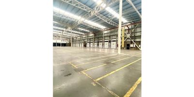 Bodega en Arriendo

Zona: Tocancipa


 Área Total: 5,600 m²

 
  Bodega: 4,750 m²
  Mezzanine de Oficinas: 850 m²
 
 


Características Generales:


 Centro de Distribución y Almacenaje: Ideal para gran volumen.
 Resistencia del Piso: 5 toneladas/m².
 GLA (Área Bruta Locativa): 20,000 m²
 
  Dimensiones: Largo 160.00 m x Ancho 105 m
 
 
 Altura:
 
  Total: 12.60 m
  A Cercha: 9.00 m
 
 


Sistema Contraincendios:


 Tanque compartido con capacidad de 500 m³.
 Cuarto de equipos con bomba principal y bomba jockey.


Capacidad Eléctrica:


 250 KVA.


Estacionamiento:


 Parqueaderos Vehiculares: 16
 Parqueaderos para Motos: 7


Esta bodega es una opción excelente para empresas que buscan un espacio de distribución amplio y bien equipado, con características adecuadas para operaciones de gran volumen.
