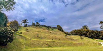  Área lote 3.456 metros, Área explanada 450 metros, Acueducto veredal. Punto de energía  ( Transformador y contador) Pozo séptico. Carretera interna en estructura plástica permeable ( plástico reciclado) Licencia de construcción aprobada para casa de 235 metros. 

Valor Administración $ 451.000
Valor Predial $ 1.745.000
 
