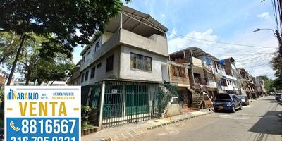 Casa esquinera de 3 niveles con acceso vehicular en venta. El primer piso cuenta con local amplio para comercio y parqueadero enrejado para 3 vehículos, pisos en cerámica y antejardín. El segundo piso cuenta con 3 habitaciones, 3 closets, sala comedor, cocina con red de gas natural, zona de oficios, 1 baño, 1 balcón, pisos en cerámica. El tercer piso cuenta con 2 habitaciones, closets, sala comedor, cocina con red de gas natural, zona de oficios, 1 baño y terraza. Área total de 225 mt2. Lote de 75 mt2. Barrio Ciudad Córdoba, estrato 3. Agenda tu cita. 3175580093- 3157075676 - 3169472528- 3157200137-602 8816567