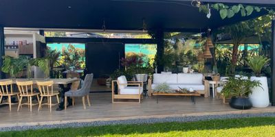 Vendo lujosa casa campestre en el alto de las Palmas de un solo nivel donde se conjuga el lujo, el buen gusto con los jardines y la naturaleza. La casa cuenta con espacios amplios, cocina abierta, despensa, sala, comedor, 3 habitaciones, 3 baños. Cerca a centros comerciales supermercados y colegios. Contáctanos para brindarte mejor asesoría.