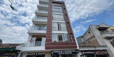 Este hermoso apartamento en venta se encuentra ubicado en la tranquila ciudad de Quimbaya, en el departamento de Quindío. Al ingresar al inmueble, encontrarás un amplio espacio con un área total de 57 metros cuadrados, distribuidos en una habitación principal y una habitación secundaria, ambas cómodas y con excelente iluminación natural.

Las habitaciones cuentan con baños independientes y armarios empotrados, ideales para el almacenamiento de tus pertenencias. Además, el inmueble está permitido para la presencia de mascotas, lo que hace que sea perfecto para aquellos que tienen compañía animal.

La cocina del apartamento está completamente equipada, cuenta con una hermosa barra estilo americano y una vista panorámica desde la cual podrás disfrutar de las maravillosas montañas del Quindío. Además, cuenta con calentador, citófono y clósets, lo que facilitará tu día a día en este espacio.

Los pisos de la propiedad son de cerámica y mármol, dándole un toque de elegancia al lugar. También cuenta con doble ventana, lo que ayuda a aislar el ruido y mantener una temperatura agradable dentro del apartamento.

El inmueble es perfecto para aquellos que buscan un estilo de vida lujoso, ya que está ubicado en una urbanización cerrada con seguridad y vigilancia las 24 horas. Además, se encuentra en una zona residencial rodeada de zonas verdes y con acceso a zonas deportivas y de recreación.

El edificio cuenta con un acceso pavimentado y ascensor, lo que facilitará la movilidad dentro de la propiedad. También podrás encontrar centros comerciales, colegios y universidades en las cercanías, brindándote una ubicación estratégica.

Además, el apartamento se encuentra en un edificio con garita de entrada y circuito cerrado de televisión, brindando mayor seguridad y tranquilidad a ti y a tu familia. También cuenta con acceso para personas discapacitadas y cercanía al transporte público.

No pierdas la oportunidad de adquirir este inmueble de