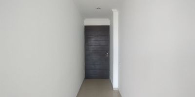 Apartamento en arriendo en Riomar, ubicado en unidad cerrada cerca a centros comerciales, supermercados, restaurantes, colegios, rutas de transportes publico. Cuenta con 3 habitaciones, 2 baños, hall de acceso, sala comedor, estar de tv, pisos en porcelanato, cocina integral con mesón en granito, habitación de servicio, baño de servicio, zona de ropas. En conjunto cerrado zonas verdes, parques infantiles, salon comunal, piscina, gimnasio, vigilancia y porteria 24 horas.
