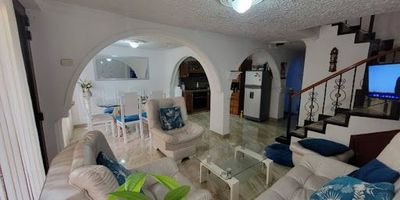 Casa en venta en Dosquebradas – Barrio La Pradera
Amplia casa de tres niveles, ideal para vivir y generar renta.
Primer y segundo piso:
Cuenta con sala-comedor, cocina integral, patio de ropas, cuarto útil, garaje para un carro. En el segundo piso hay 3 habitaciones (la principal con baño), estudio, otro cuarto útil y balcones con vista hacia ambos lados de la calle.
Tercer piso (apartamento independiente):
Tiene una habitación triple, baño privado y baño social, sala-comedor, cocina integral tipo americana, dos balcones, cuarto útil y una terraza amplia y techada con baño, zona de ropas y zona BBQ.
Ubicada en una zona tranquila y con excelente proyección.
Ideal para familias grandes o inversión. ANGELA MENDOZA