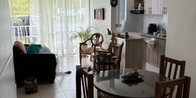 Apartamento en venta en el sector de Villa Verde en unidad cerrada cerca a supermercados de cadena,  rutas de transporte publico y servicios complementarios de la zona. Cuenta con salacomedor, cocina integral mesón en granito, estufa y calentador a gas, tres habitaciones y dos baños, zona de ropas. La unidad cuenta con  piscina, gimnasio, salón comunal, Sauna turco, parques infantiles, placa polideportiva, zonas verdes y un parqueadero descubierto. con vigilancia y portería 24 Horas con circuito cerrado de tv.  Inmuebles sujetos a verificación de disponibilidad. Venta Villa Verde Pereira.