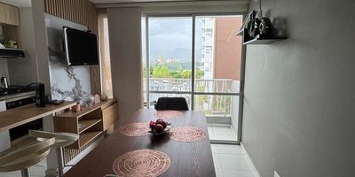 Apartamento en venta en el sector de Villa Verde en unidad cerrada cerca a supermercados de cadena,  rutas de transporte publico y servicios complementarios de la zona. Cuenta con salacomedor, cocina integral mesón en granito, estufa y calentador a gas, tres habitaciones y dos baños, zona de ropas. La unidad cuenta con  piscina, gimnasio, salón comunal, Sauna turco, parques infantiles, placa polideportiva, zonas verdes y un parqueadero descubierto. con vigilancia y portería 24 Horas con circuito cerrado de tv.  Inmuebles sujetos a verificación de disponibilidad. Venta Villa Verde Pereira.