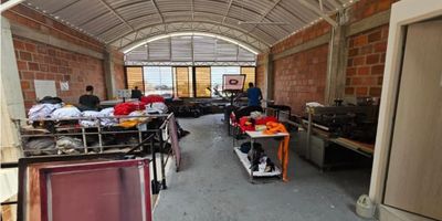 VENTA BODEGA BARRIO MUNICIPAL , con parqueadero interno para 15 motos aproximadamente y un vehiculo o camioneta (cuenta con puerta eléctrica) en el primer piso: área de almacenamiento con baño, segudo piso: dos oficinas amplias, una oficina principal con baño privado, area para embodegar producto terminado o mas oficinas; tercer piso: con cocineta, dos baños, 2 cuartos de almacenamientos para insumos u otros y espacio de produccion o maquinas cuenta con varios puntos de energia a 220. Cuarto piso: espacio abierto sin divisiones con cocineta y un tanque de agua elevado de 800 kilos, techo en metalmecanica aislante de calor con doble altura, diferencial electrico para subir y bajar insumos y maquinaria. 5 baños en total en la bodega. 3 aires acondicionados, y circuito cerrado de camaras.
