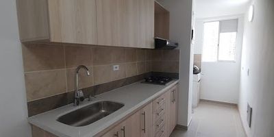 Apartamento para estrenar ubicado en el barrio la Gabriela en bello, unidad nueva super completa, zonas comunes muy generosas, cuenta con excelente transporte publico, cerca de la estación madera, fácil acceso, la unidad cuenta con zona infantil amplia, zonas verdes, 4 piscinas, salón social, salones de juegos , gimnasio con full dotación, portería 24 horas, el apartamento cuenta con excelentes acabados, excelente distribución, muy buena iluminación, cuenta con tres alcobas, dos con closet o la principal con baño y Vestier
