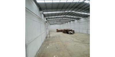 Espectacular bodega con área total 1.500 m2 ubicada en Parque industrial en Cartagena, a 26 kms del sector de mamonal; pisos de alta resistencia, 5 ton/m2, altura 10 m, 3 muelles de cargue y descargue, patio de maniobras, 2 baños.
